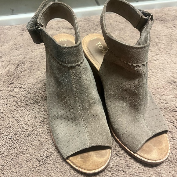 Toms block heel open toe bootie. Gently worn in great condition. - Picture 2 of 3